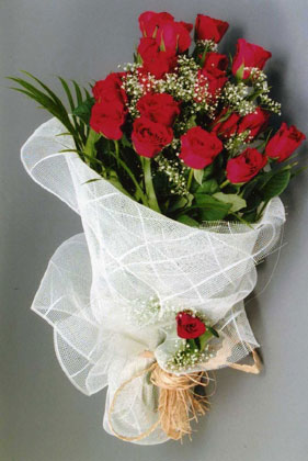 15 adet kırmızı güllerden buket çiçeği  Adana çiçek siparişi yurtiçi ve yurtdışı çiçek siparişi 